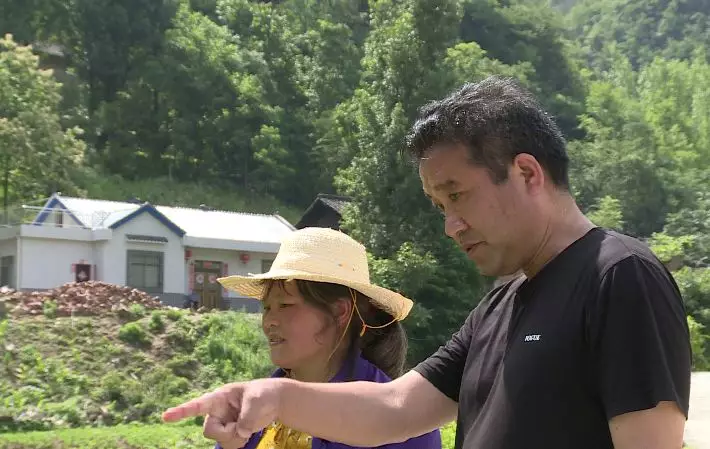 【黨旗飄飄】姚坪鄉(xiāng)金牛村第一書記陳忠軍：村民把我當(dāng)“家人”