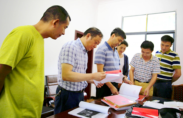 省人大常委會(huì)調(diào)研我縣“代表行動(dòng)回頭看”活動(dòng)