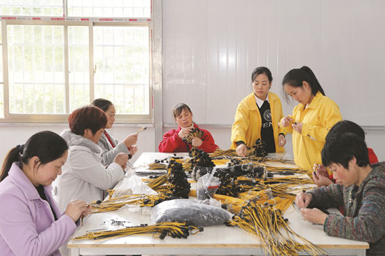 房縣將扶貧車間延伸到鄉(xiāng)村