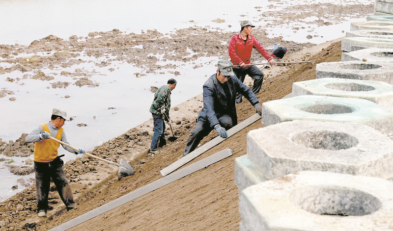 化龍堰：加固河堤