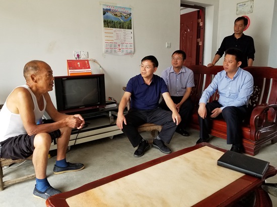 張歌鶯來(lái)房開(kāi)展“聚力脫貧攻堅(jiān)、人大代表在行動(dòng)”調(diào)研