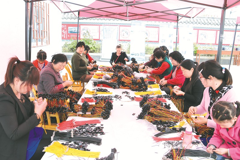 增收顧家兩不誤 ——記房縣軍店鎮(zhèn)雙柏村郭丹扶貧車間