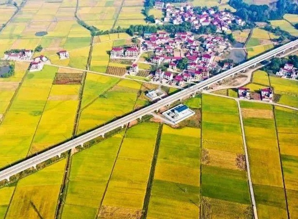 發(fā)現(xiàn)最美鐵路 傳播鐵路最美——“發(fā)現(xiàn)最美鐵路”網(wǎng)宣活動(dòng)側(cè)記