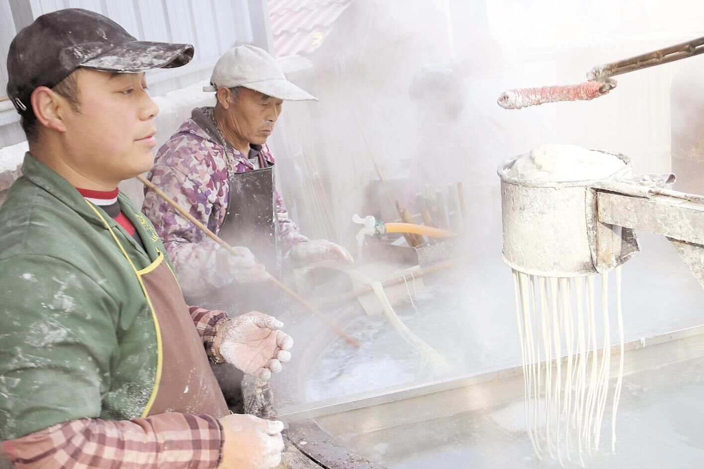 返鄉(xiāng)“創(chuàng)客”重拾老手藝 房縣百年“粉條村”走來(lái)新生代