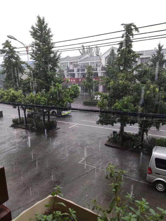 紅色預警！鄂東暴雨如注，武漢烏云密布，鄂西防范大暴雨