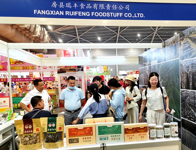 房縣食用菌產(chǎn)品亮相2024年新加坡食品展