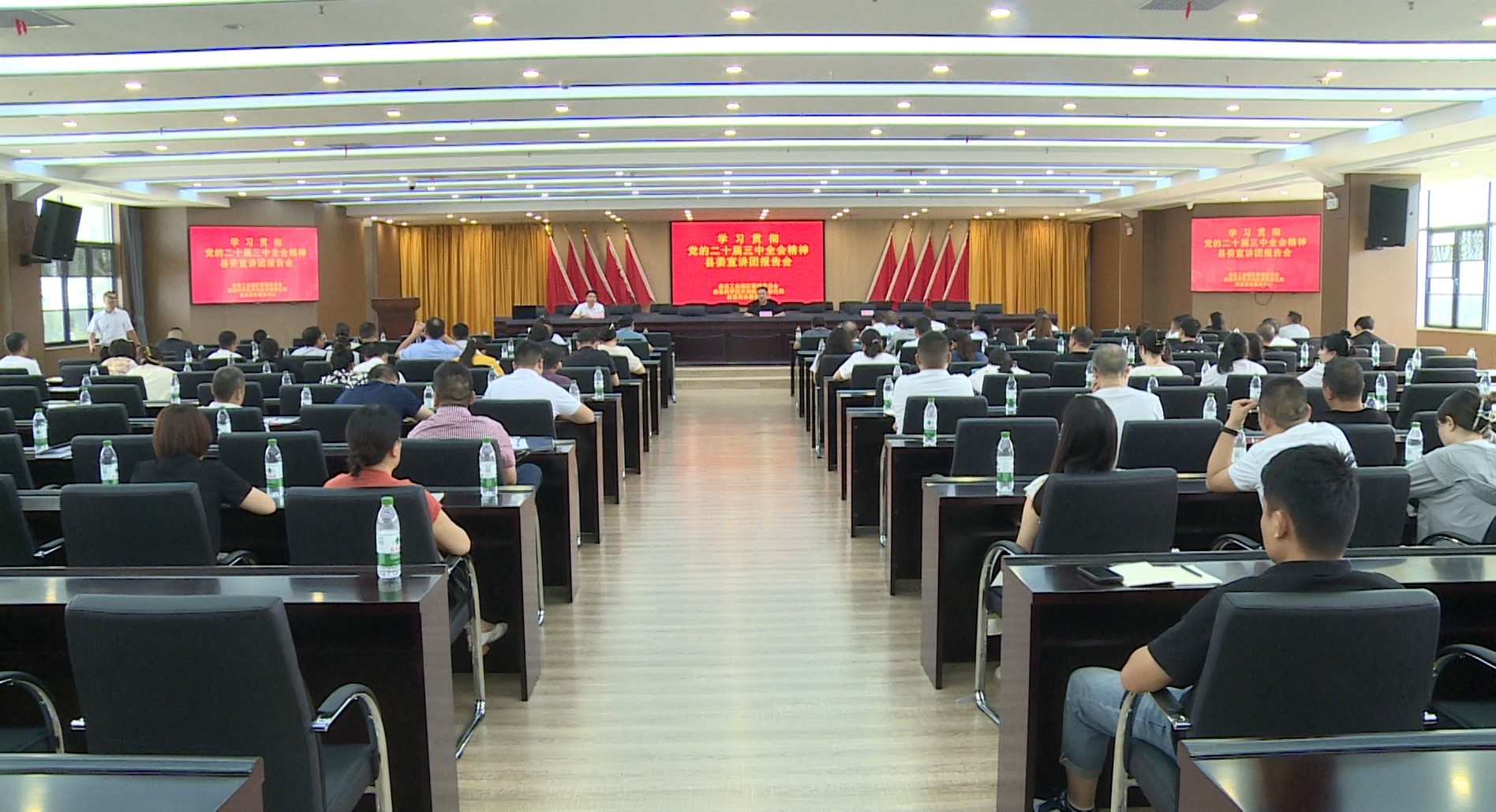 房縣開(kāi)展黨的二十屆三中全會(huì)精神宣講暨法治宣傳進(jìn)園區(qū)、進(jìn)企業(yè)活動(dòng)