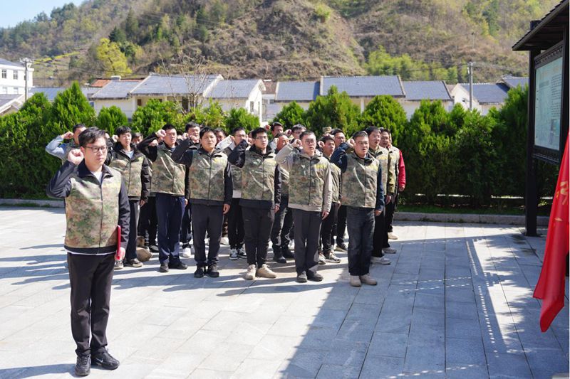 房縣人武部開展民兵點(diǎn)驗(yàn)暨清明祭英烈活動(dòng)