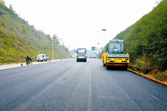 玉帶飛舞城鄉(xiāng)長路放歌房陵