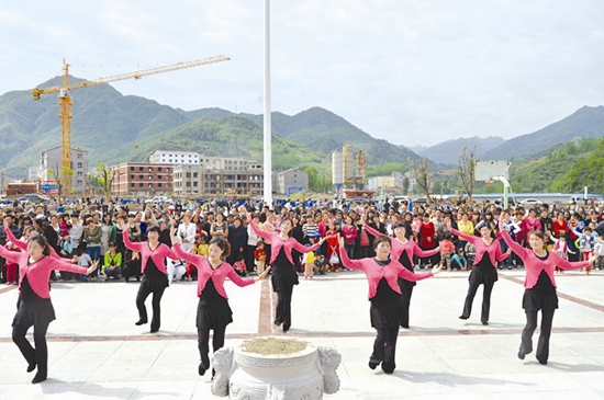 又踏層峰望眼開