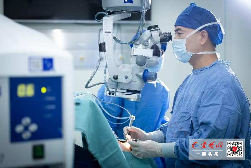 十堰人醫(yī)完成全國首批散光矯正型三焦點人工晶體植入手術