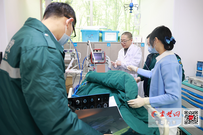 高處墜落 “飛的”救命 十堰人醫(yī)“低空搶救”竹山危重創(chuàng)傷患者