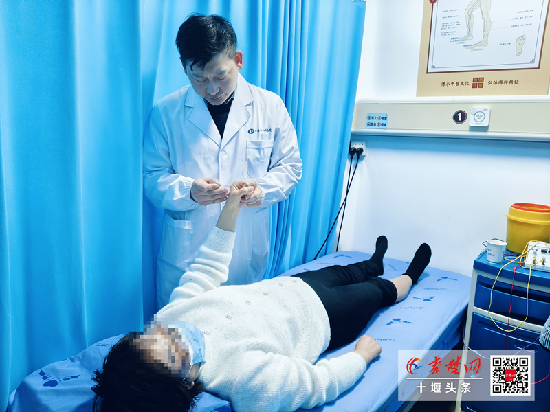 專程回國治療，華人患者盛贊十堰人醫(yī)張發(fā)“傳統(tǒng)中醫(yī)針灸技術(shù)名不虛傳”！