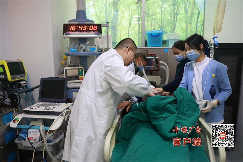 十堰人醫(yī)直升機(jī)25分鐘極速轉(zhuǎn)運(yùn)高墜傷患者