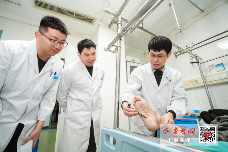 患者瀕臨全癱跨省求醫(yī) 十堰人醫(yī)微創(chuàng)手術(shù)助其重獲新生