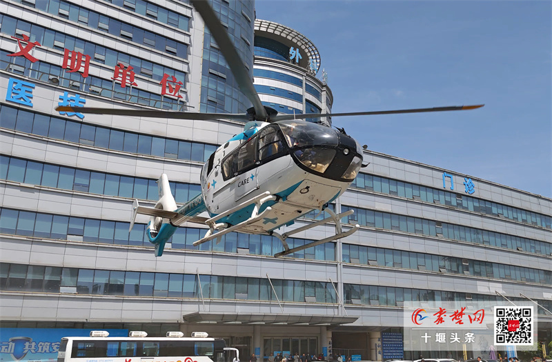 13分鐘生死時速！十堰人醫(yī)直升機(jī)救援創(chuàng)秦巴山區(qū)創(chuàng)傷救治新紀(jì)錄