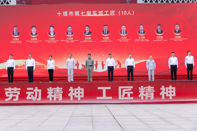 十堰人醫(yī)張發(fā)榮獲“車城工匠”稱號(hào) 全市醫(yī)療系統(tǒng)唯一