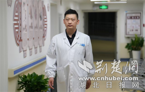 三日針?biāo)庫(kù)铑B咳 傳統(tǒng)中醫(yī)針灸科張發(fā)為近百名患者破“咳”局