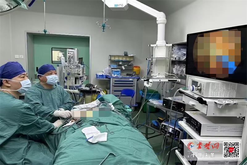 十堰市人民醫(yī)院甲乳外科2病區(qū)成功開展該院首例單孔腔鏡保乳根治手術(shù)