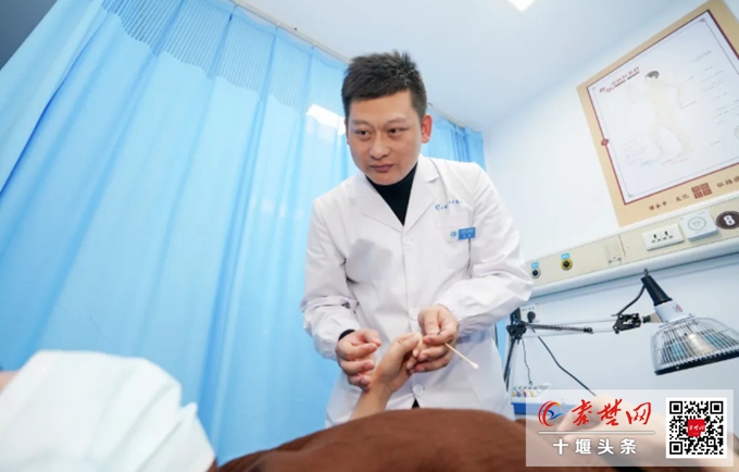 冬病夏治要趁“熱”，十堰人醫(yī)傳統(tǒng)中醫(yī)針灸科：“三伏貼+扶陽灸+除濕罐“助你祛寒濕、強體質(zhì)