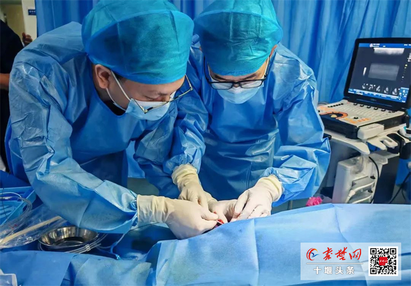 市縣聯(lián)動創(chuàng)造生命奇跡，十堰市人民醫(yī)院ECMO團隊跨院馳援搶回“雙停”患者